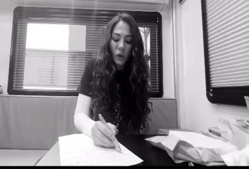 تمرین جالب بازیگر مشهور ترک برای یادگیری آهنگ فارسی +فیلم