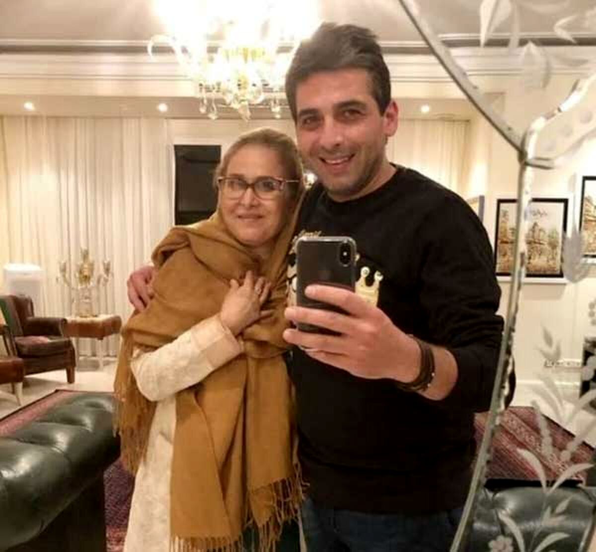 مادر سانتی مانتال حمید گودرزی با مانتوی تابستانه مد روز | حمید گودرزی و مادرش مثل خواهر و برادر هستند! +عکس