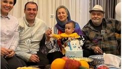 نوه اکبر عبدی تعجب همه را برانگیخت/فیلم جالب از نوه اکبر عبدی در حال دیدن برنامه مهمونی +فیلم جالب