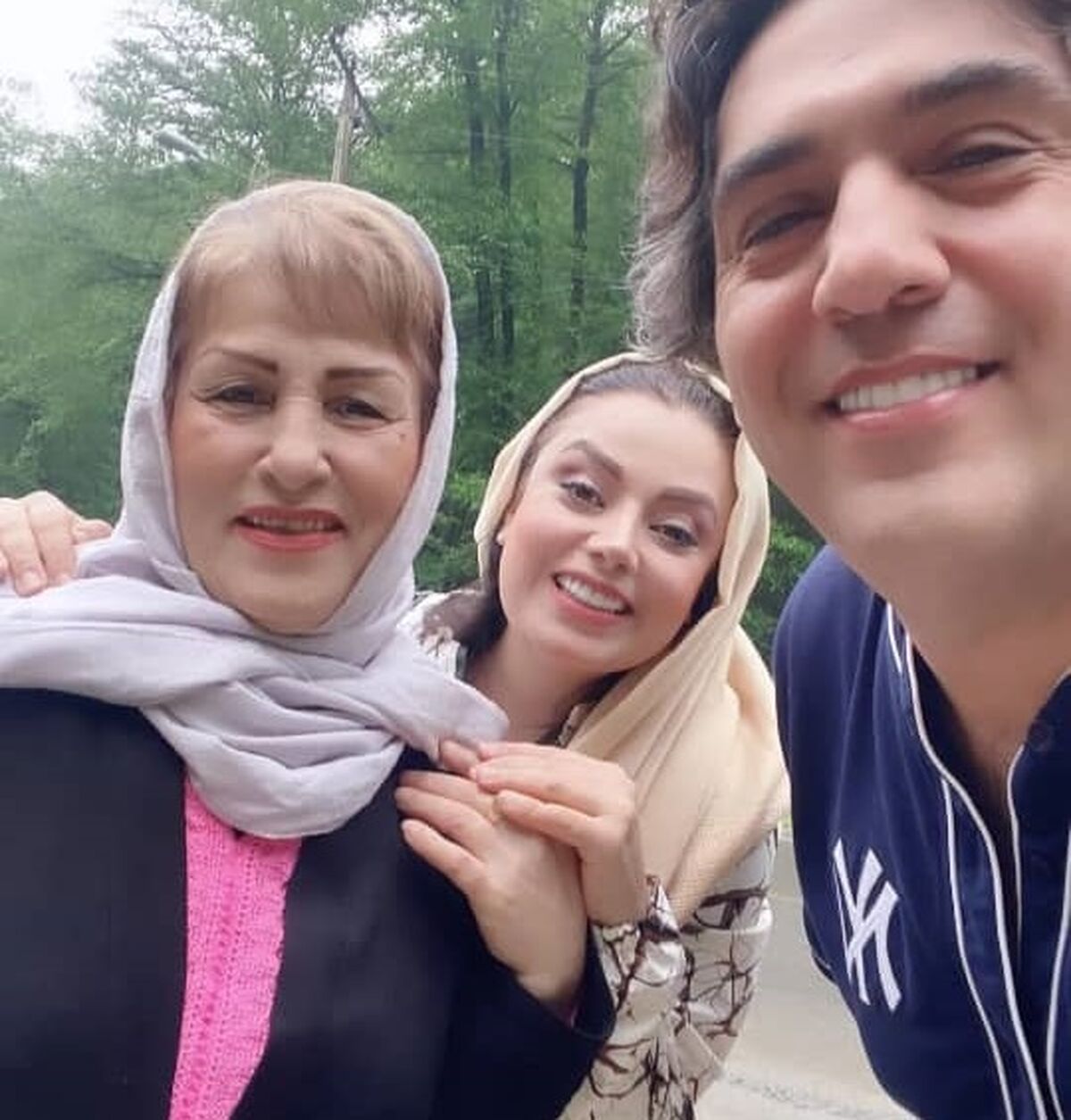 حیرت طرفداران از دیدن خانواده پر جمعیت صبا راد /تیپ دهاتی صبا راد توی ماشین لاکچری مانی! +عکس خبرساز 