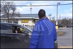 رفتار عجیب هنگام گزارش زنده تلویزیونی؛ حضور مادر مجری با ماشین +فیلم