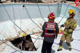 فیلم وحشت آور از سوراخ بزرگ استخر روباز که شناگر را بلعید | زمین دهان باز کرد!