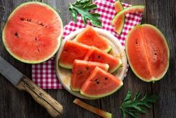 خوردن هندوانه برای این افراد خطرناک است ؟ | چه کسانی نباید هندوانه بخورند ؟