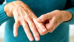 اگر لرزش دست دارید به پزشک مراجعه کنید | چه زمانی لرزش دست خطرناک می شود ؟