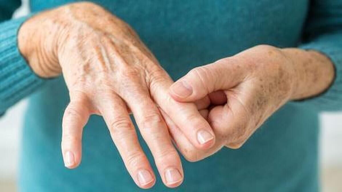 اگر لرزش دست دارید به پزشک مراجعه کنید | چه زمانی لرزش دست خطرناک می شود ؟