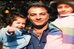 پیری شوکه کننده ایرج نوذری همه را حیرت زده کرد | بازیگر معروف در کنار دخترش+عکس