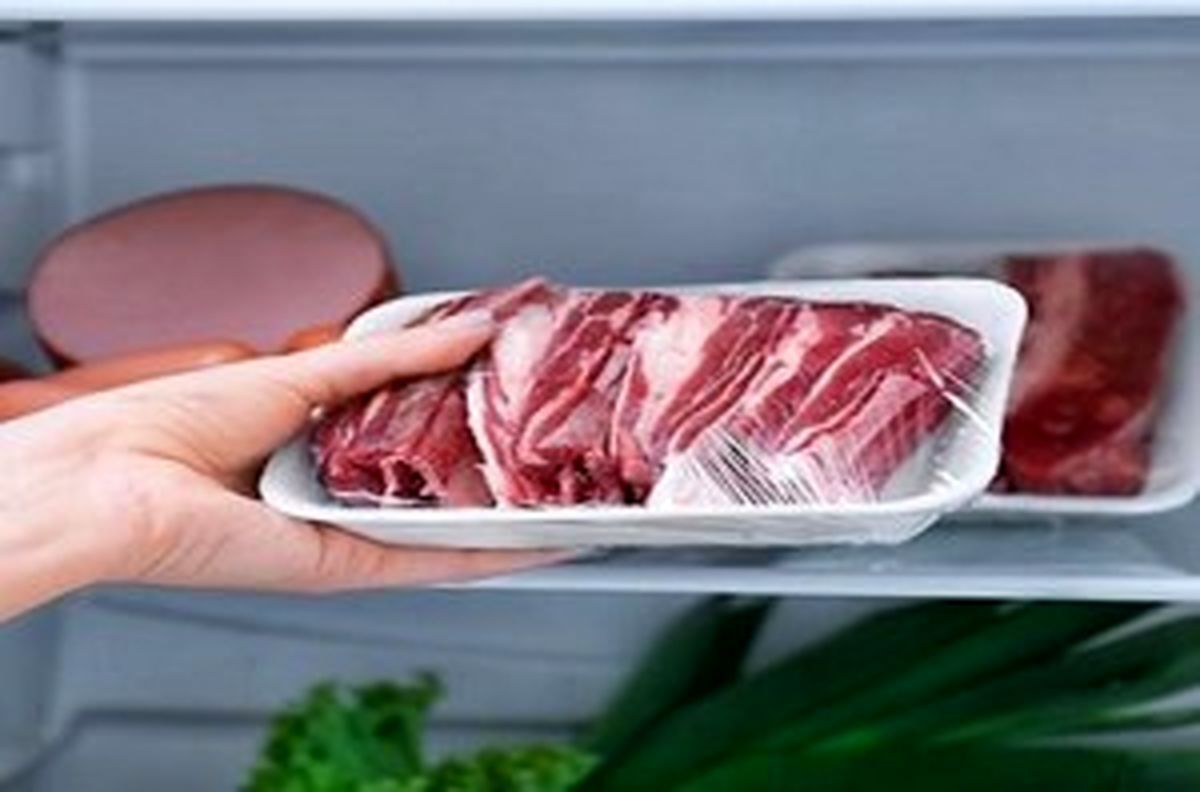 اشتباهات رایج خانم ها در یخ‌ زدایی از گوشت یخ‌ زده | این کارها را به هیچ وجه انجام ندهید !