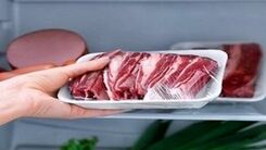 اشتباهات رایج خانم ها در یخ‌ زدایی از گوشت یخ‌ زده | این کارها را به هیچ وجه انجام ندهید !