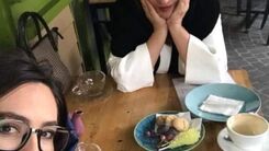 مادر جوان گلاره عباسی را دیدید | مادر جوان گلاره عباسی و دخترش در رستورانی در جنوب تهران دیده شدند +عکس