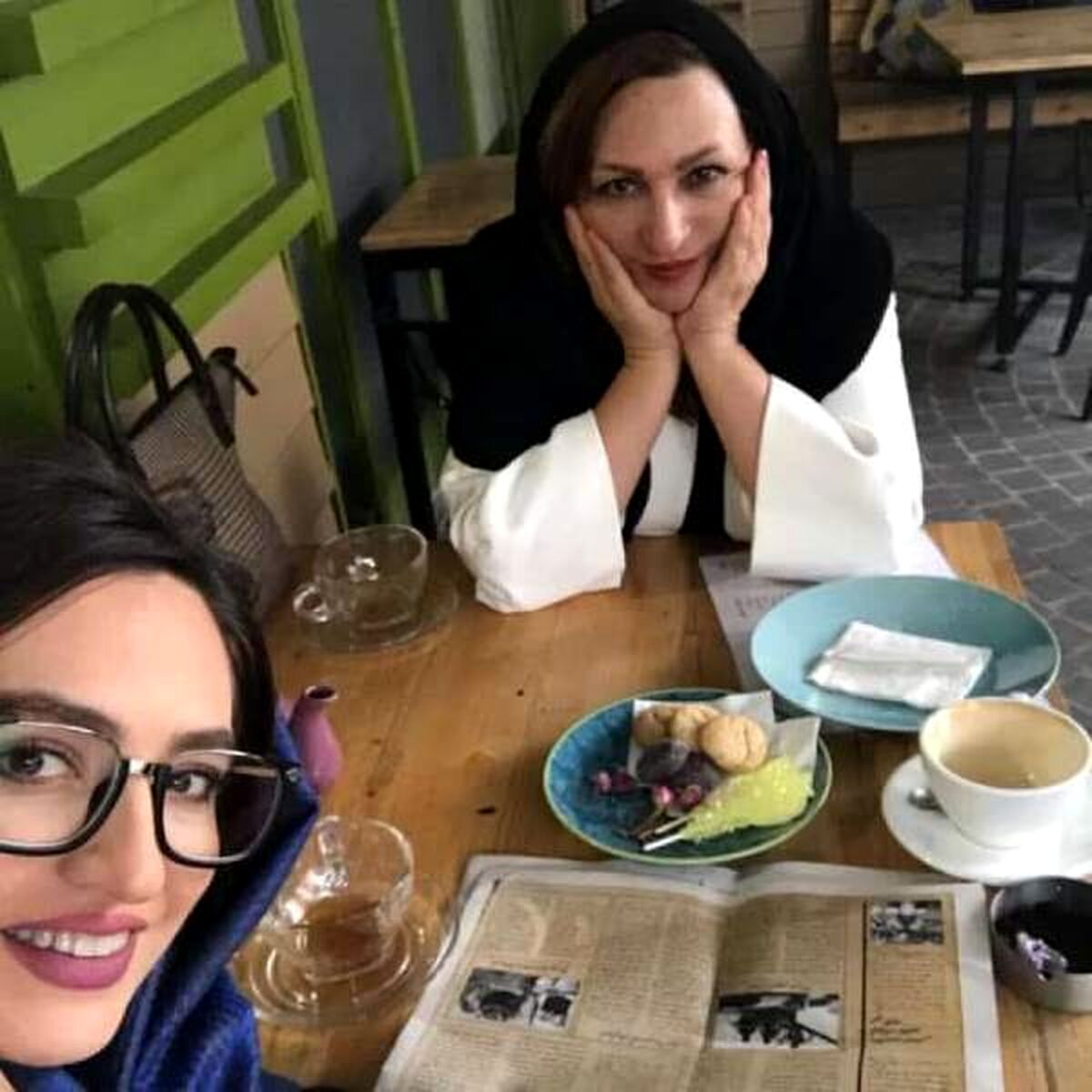 مادر جوان گلاره عباسی را دیدید | مادر جوان گلاره عباسی و دخترش در رستورانی در جنوب تهران دیده شدند +عکس
