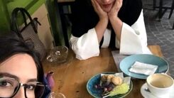 مادر جوان گلاره عباسی را دیدید | مادر جوان گلاره عباسی و دخترش در رستورانی در جنوب تهران دیده شدند +عکس
