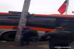 فیلم هولناک تصادف اتوبوس  اگر دلش را ندارید نبینید | عجله یک جوان برای سوار شدن به اتوبوس سرش را قطع کرد! +فیلم