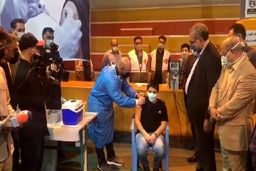 نوه ۱۲ ساله آقای وزیر واکسن زد + عکس