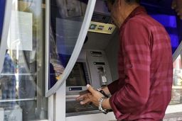 غافلگیری یارانه ای دولت برای روز چهارشنبه سوری | واریز نفری 220هزارتومان یارانه نقدی با400هزار تومان یارانه قبلی از پس فردا | شارژ2/860/400 تومان به اضافه یارانه یک میلیون و 400 هزار تومانی به حساب خانوار 1تا 3