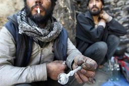 منفورترین پدر و مادر را ببینید | سرگذشت عجیب پسری که در جوانی معتاد شد