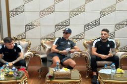 تصاویر عجیب ازدحام بامدادی مردم مقابل آسانسور هتل برای عکس گرفتن از رونالدو | قیافه رونالدو را ببینید