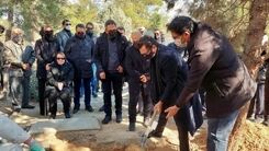 فیلمی تلخ و غم انگیز از بهرام رادان در مراسم خاکسپاری پدرش/بهرام رادان همه را شوکه کرد +فیلم نارحت کننده