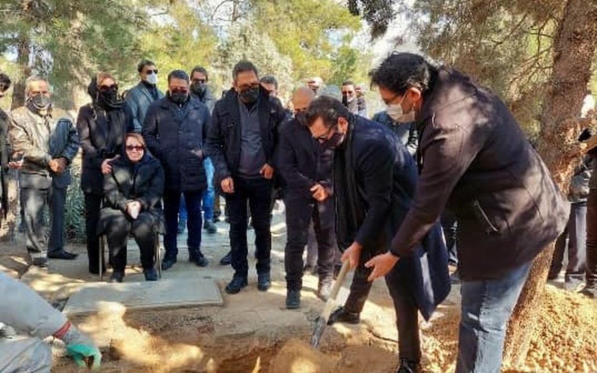 فیلمی تلخ و غم انگیز از بهرام رادان در مراسم خاکسپاری پدرش/بهرام رادان همه را شوکه کرد +فیلم نارحت کننده