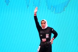 شکسته شدن رکورد وزنه‌برداری توسط الهام حسینی + فیلم