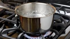 با این ترفندها آب را سریع بجوشانید! | نکاتی برای جوش آمدن سریع آب