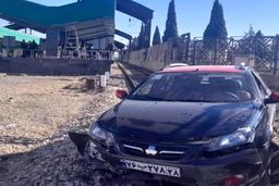 ورود خودرو به حریم ریلی مترو تهران+عکس