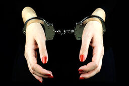 حمله وحشیانه زن زورگیر به ۲ زن در آسانسور | داستان عجیب زن برای توجیه زوگیری از خانم ها