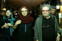 عکسی از همسر اول داریوش مهرجویی در مراسم تشییع | ناراحتی همسر اول داریوش مهرجویی