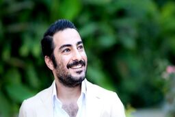 نوید محمدزاده هم با بادیگاردش به مراسم مهرجویی و همسرش آمد | تیپ نوید محمدزاده این بار هم سوژه شد + عکس