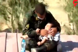 رفتار محبت آمیز این پلیس با کودک گرمازده جهانی شد! / در مرز مهران چه گذشت؟!