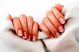 قبل از کاشت ناخن این مطلب را بخوانید | آیا کاشت ناخن سرطان‌زا است؟ | چه کسانی نباید از ناخن مصنوعی استفاده کنند؟