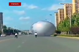 ماه غول پیکر چینی‌ از کنترل خارج شد!/ لحظه دیدنی