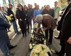 گریه‌های تلخ همسر و دختر مرحوم آتیلا پسیانی در آغوش آقای کارگردان | همسر جوان آتیلا پسیانی +فیلم