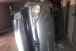 تصاویری از تصادف عجیب در شهرک ولیعصر | پژو ۲۰۶ در پارکینگ خانه مسکونی چپ کرد! 