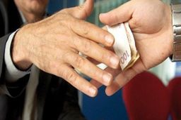 اختلاس‌ میلیاردی عجیب کارمند بانک 