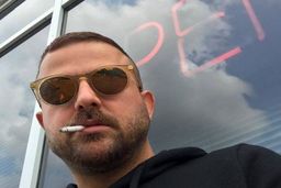 تصویری از هومن سیدی که باورتان نمی شود| آقای بازیگر چقدر عوض شده! | تیپ تینیجری هومن خان وقتی شوهر آزاده صمدی بود !‌ + عکس