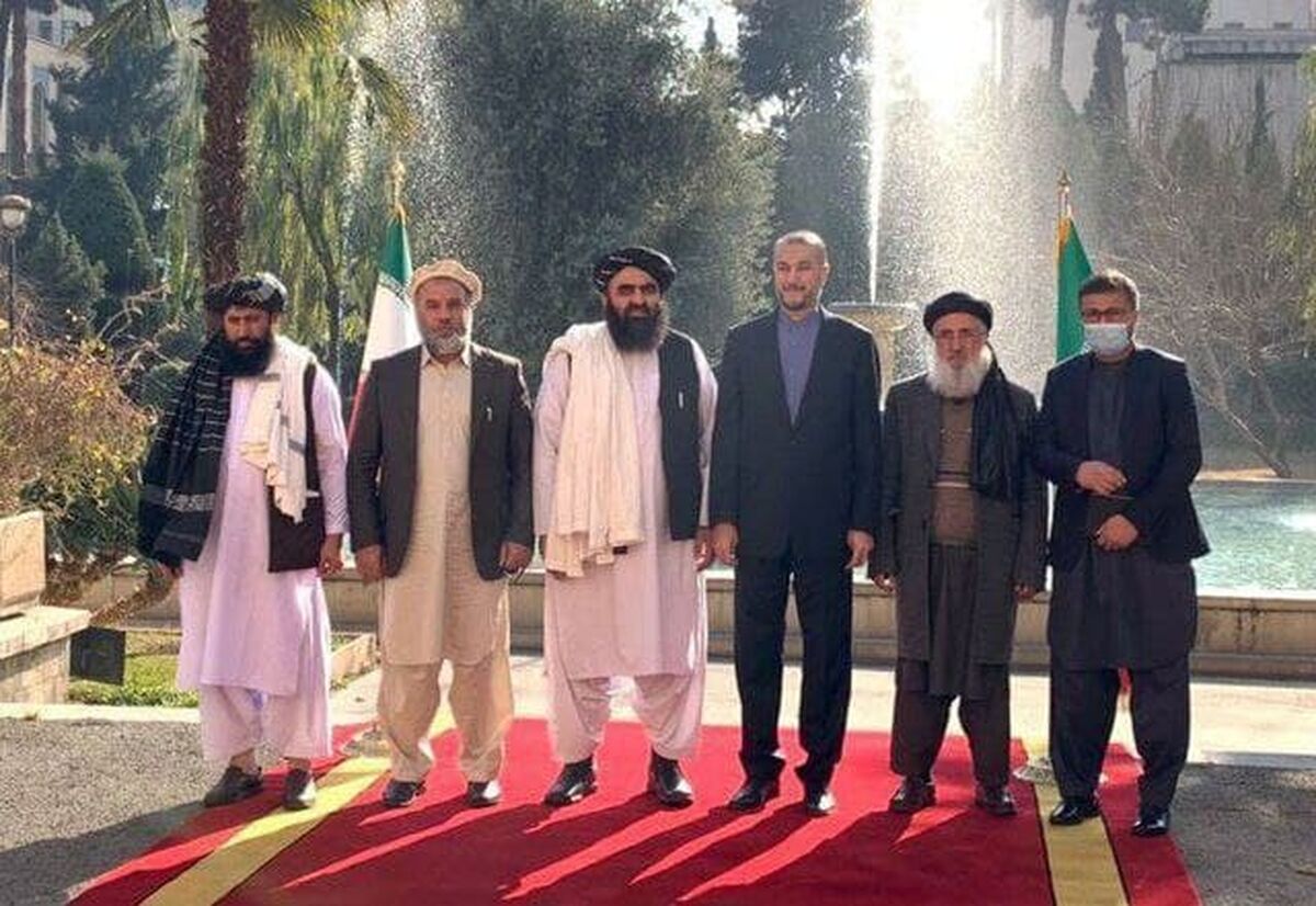 تصویری از اولین دیدار وزیران خارجه ایران و طالبان