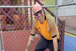 جنجال مرد مشهور امریکایی با لباس پرسپولیس! +فیلم