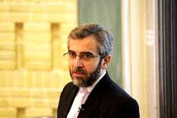 علی باقری در خیابان‌های بغداد با کلاهی متفاوت+عکس 