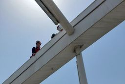 تصاویری از اقدام هولناک خانم جوان روی پل عابر پیاده | آتشنشانان وارد عمل شدند + عکس