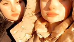 سارا و نیکا دوباره به تلوزیون برگشتند | خبر های جنجالی و جدید سارا و نیکا! + عکس های سارا و نیکا در خیابان های سوئد