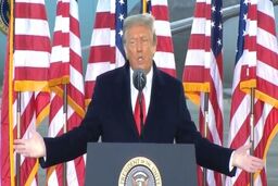 ترامپ حرکات عجیب بایدن را اینجوری مسخره کرد! 