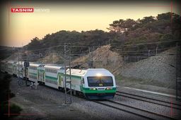 آویزان شدن یک زن با موهایش در مترو! +فیلم