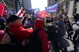 درگیری میان حامیان و مخالفان دونالد ترامپ