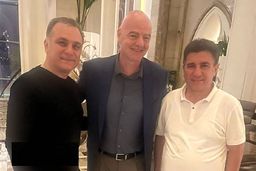 تی‌شرت قلعه‌نویی در دیدار با رئیس فیفا جنجالی شد | آبروریزی امیر قلعه‌نویی در قطر +عکس