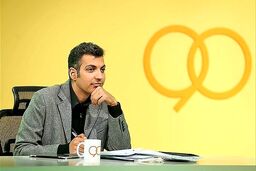 محبوبیت عادل فردوسی پور در بین شاگردانش | عادل فردوسی‌ پور و شاگردانش در دانشگاه شریف +عکس
