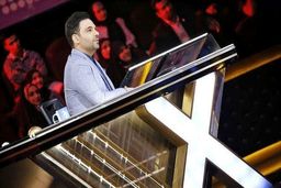 حرکت زشت احسان علیخانی با شرکت کننده عصر جدید| دعوای ژاله صامتی با احسان علیخانی سر شرکت کننده خجالتی +فیلم جنجالی