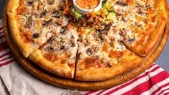 طرز تهیه پیتزا مرغ تابه‌ای مخصوص بدون فر | دستور پخت پیتزا مرغ و قارچ تابه‌ای