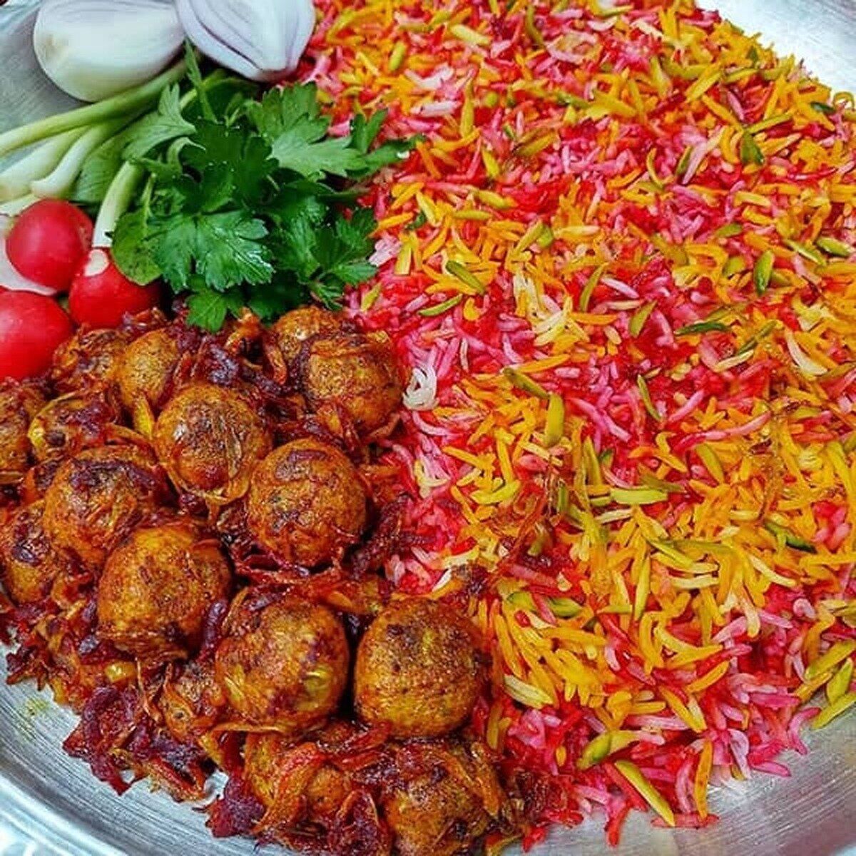 طرز تهیه یک پلوی خوشمزه و آسان برای شب یلدا | مهمانان‌تان را با این غذای خوش آب و رنگ غافلگیر کنید