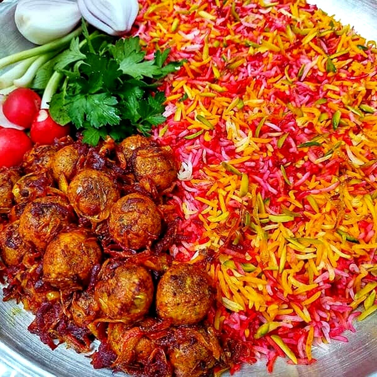 طرز تهیه یک پلوی خوشمزه و آسان برای شب یلدا | مهمانان‌تان را با این غذای خوش آب و رنگ غافلگیر کنید