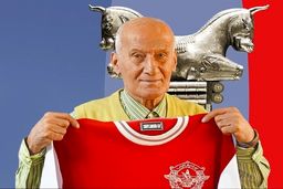 حضور علی پروین مرد فوتبالی معروف در مراسم ختم حمید جاسمیان